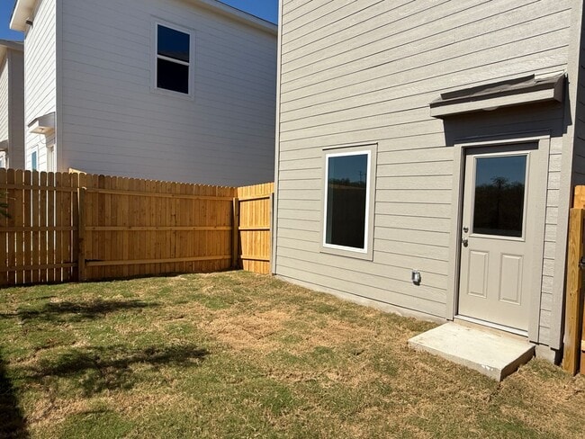 Building Photo - Tres Laurels-Wellton