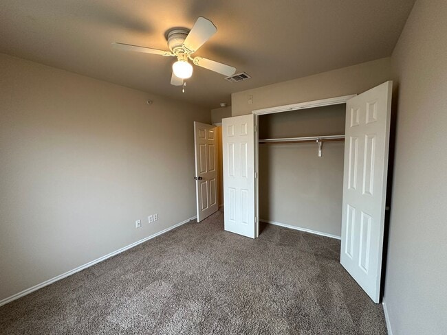 Building Photo - Townhouse available for IMMEDIATE move in