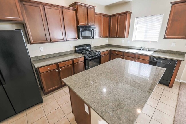 Building Photo - Charming 4 Bedroom Home in Gated Community with Community Pool & Courtyard Entry!