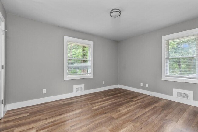 Building Photo - 1699 Flintwood Dr SE