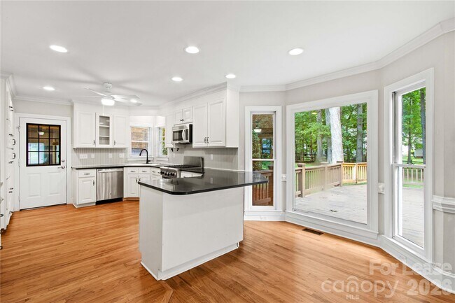 Building Photo - 9033 Pennyhill Dr