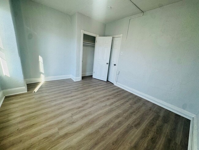 Building Photo - Refreshed 3bd/1bth House with Rear yard!!