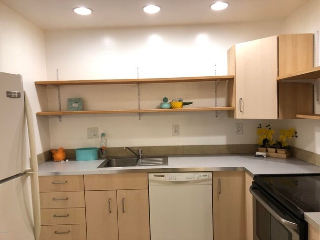 Building Photo - 2015 S Granada Dr