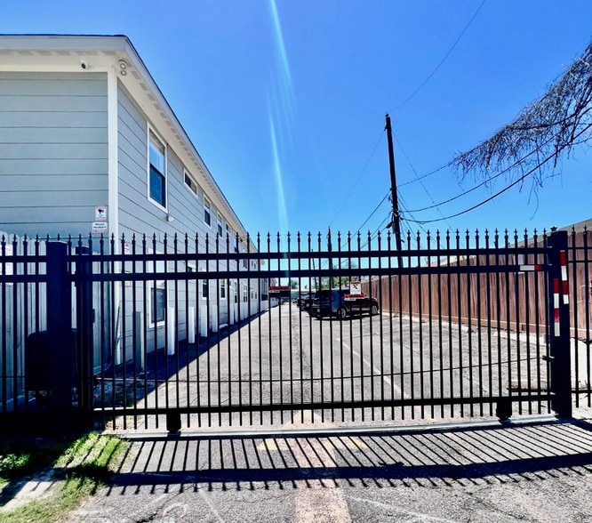 Building Photo - 3803 Hardy St