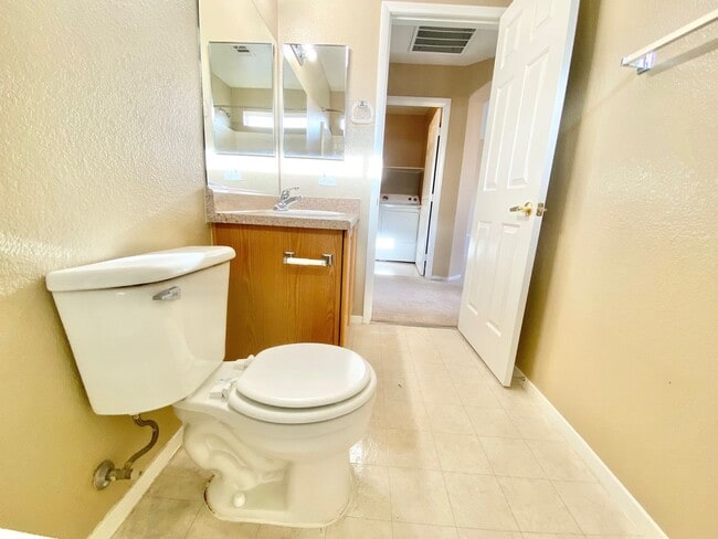 Building Photo - OVELY  2 BED ROOM 2 BATHROOM TOWNHOES LOCATED IN A GATED COMMUNITY IN HENDERSON