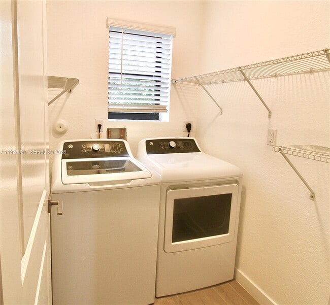 Building Photo - 561 NE 6th Pl