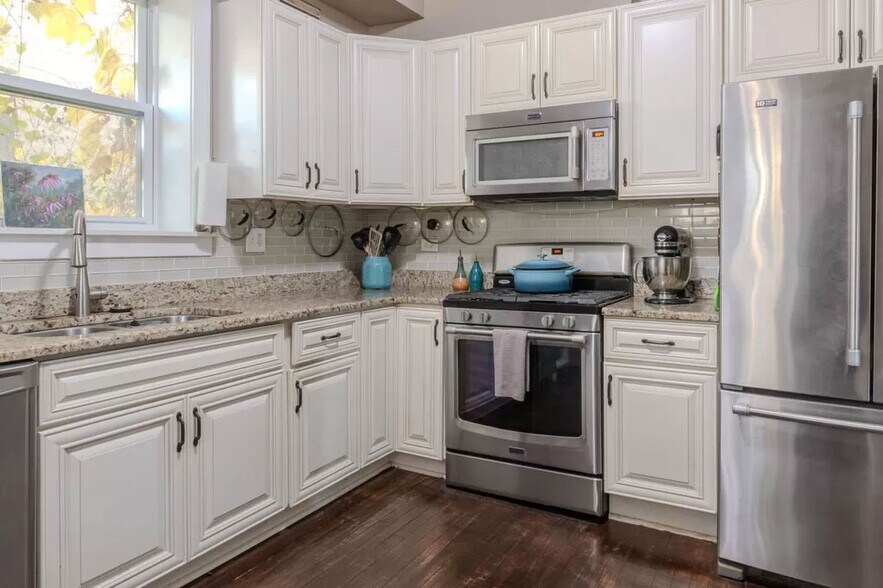 Primary Photo - 7626 N Greenview Ave