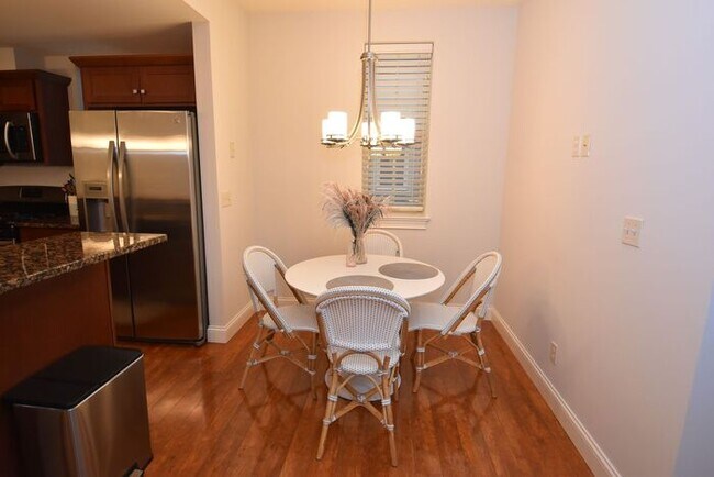 Building Photo - 3 bedroom 2 bath Ivy Quad Townhouse for lease