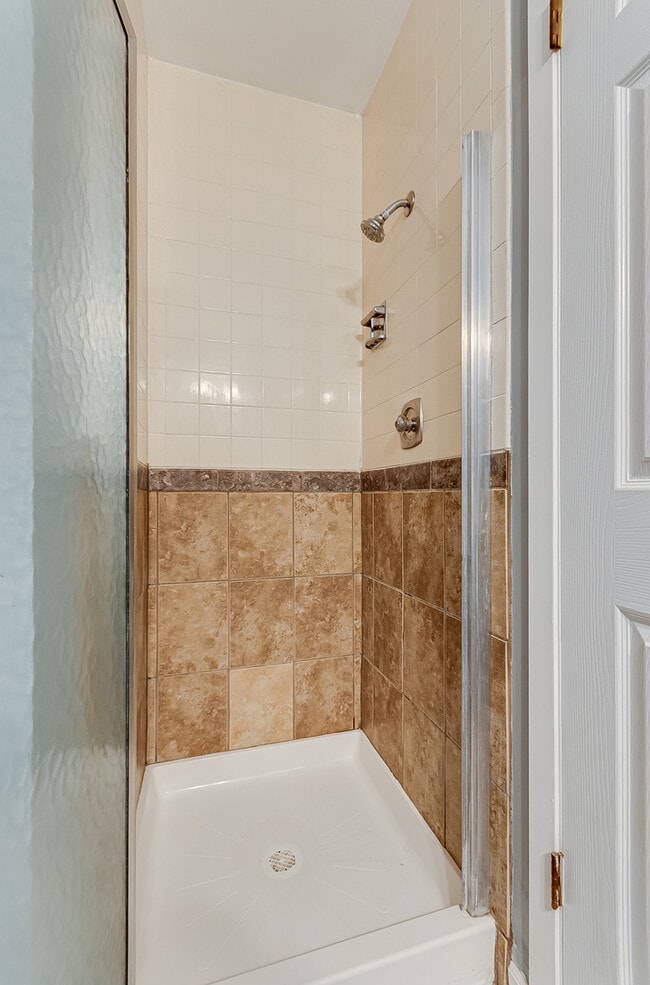 Building Photo - 190 S Waters Edge Dr