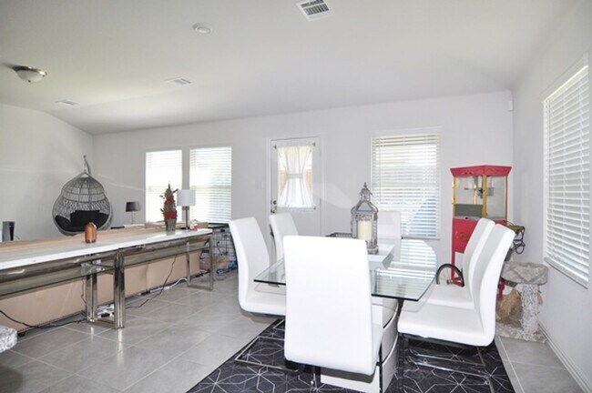 Building Photo - 2513 Ponca Dr