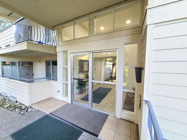 Building Photo - 2Bd/2Ba Spacious Bellevue Condo - W/S/G & ...