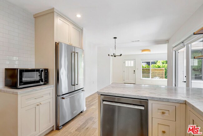Building Photo - 4340 W 60th St