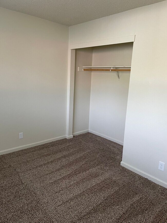 Building Photo - LOWER LEVEL 2 BED 1 BATH WITH FRESH PAINT AND NEW CARPET