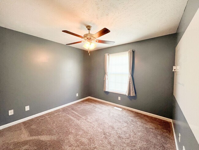 Building Photo - 3 Bedroom 2 Bathroom Home