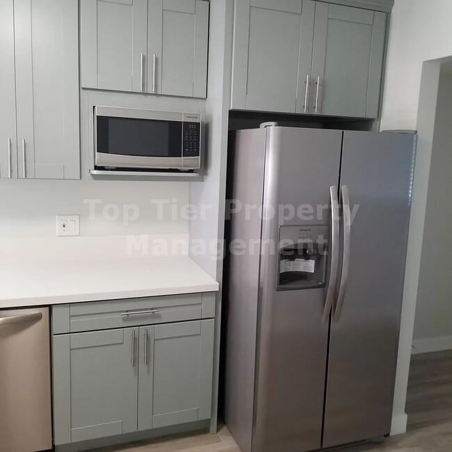 Building Photo - ***Remodeled, Charming 2 bed / 2 bath Bung...