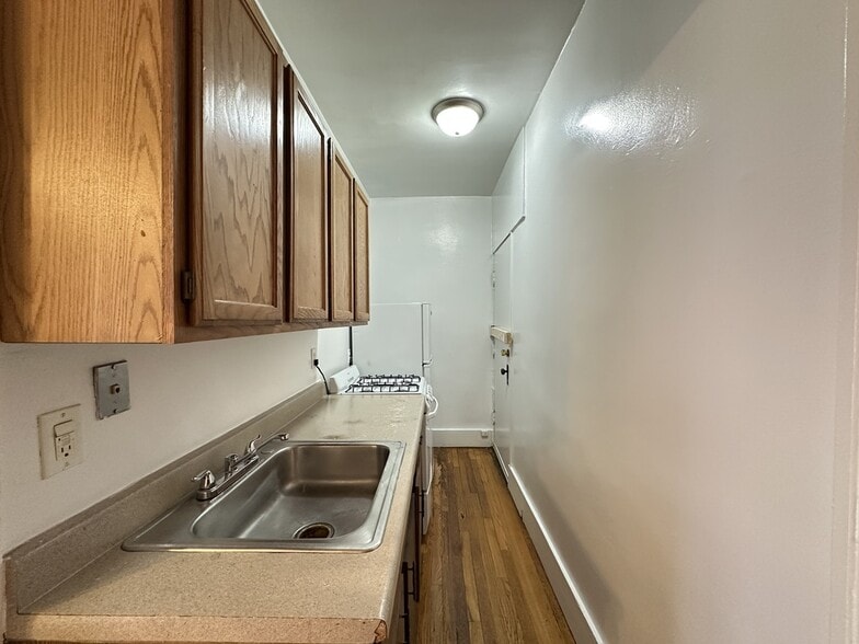 Building Photo - 934 W Cornelia Ave