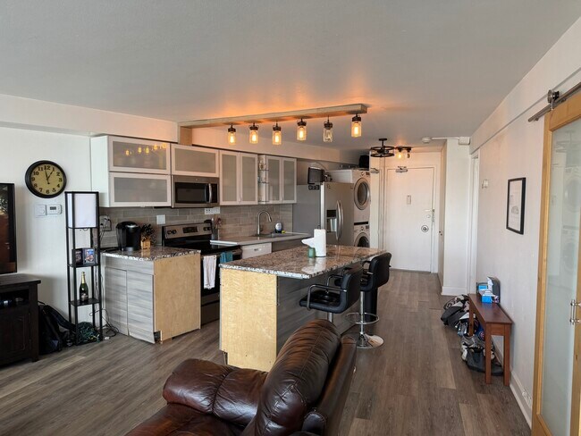 Building Photo - 300 N State St