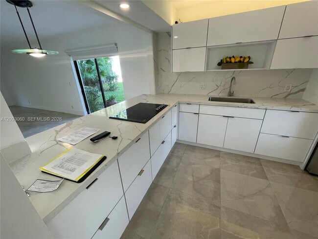 Building Photo - 409 Lakeview Dr