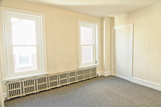 Building Photo - Fifth Street 10 W.