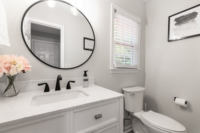 Building Photo - Charming 3 Bedroom Home with Modern Features and Spacious Outdoors!