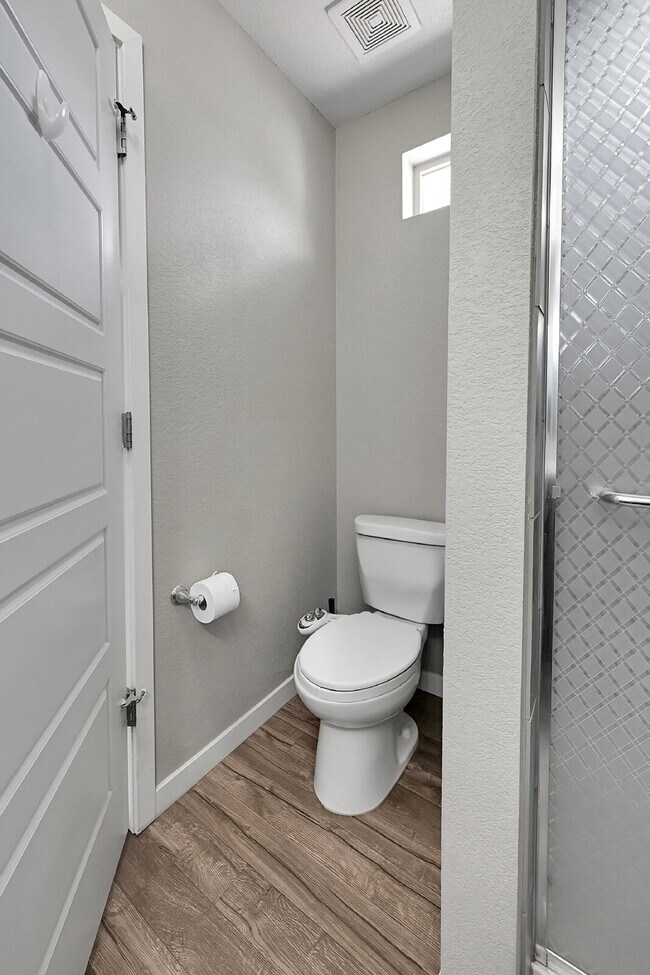 Building Photo - $2,350.00, 3 bed, 2.5 bath located in Colo...