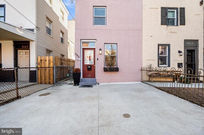 Building Photo - 985 N Randolph St