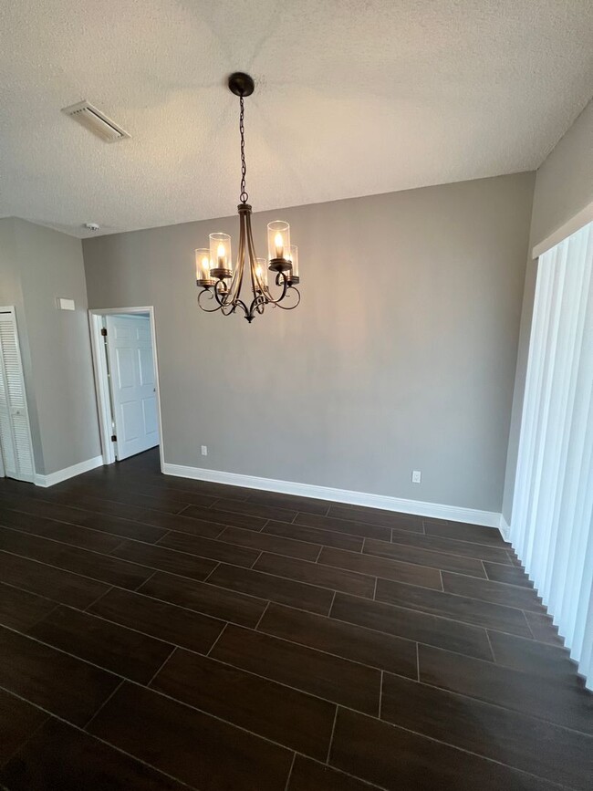 Building Photo - Fountain Lakes Community
