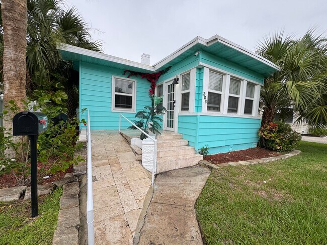 Building Photo - 305 N Lakeside Dr