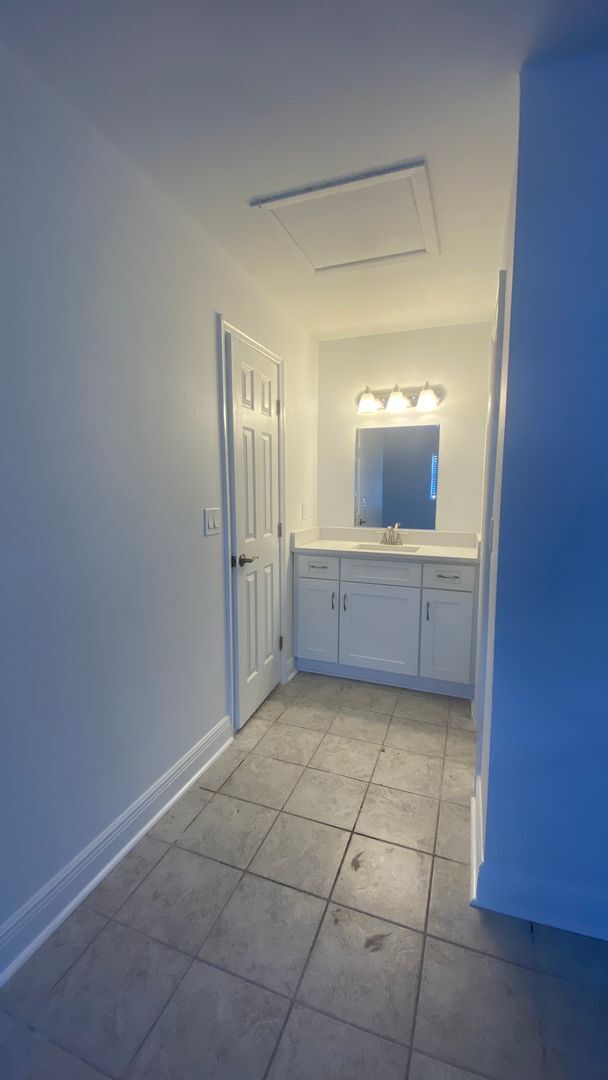 Building Photo - Fully Remodeled 2/2 Villa, Stainless, Granite Fully Tiled! WIFI Included!