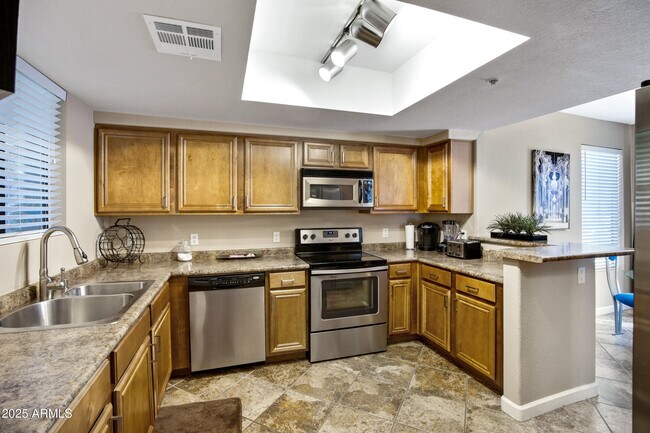 Building Photo - 4925 E Desert Cove Ave