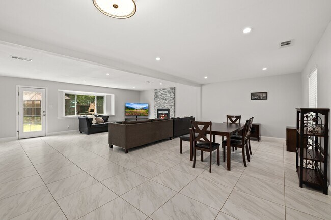 Building Photo - 2114 Briargreen Dr