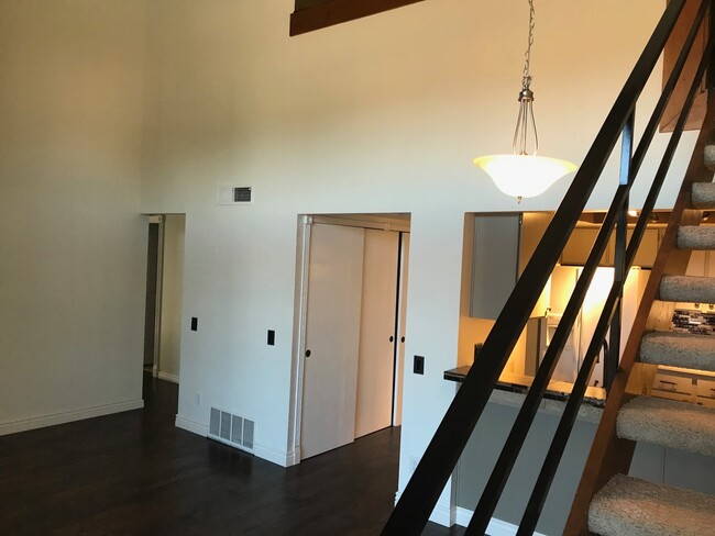 Building Photo - Fantastic 2 Bed/1.5 Bath with Loft Near Ch...