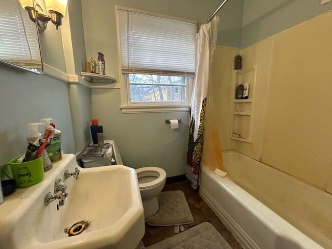 Building Photo - $2,100 | 4 Bedroom, 1 Bathroom Multi Floor...