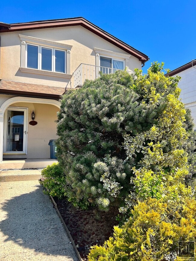 Building Photo - 459 Klondike Ave