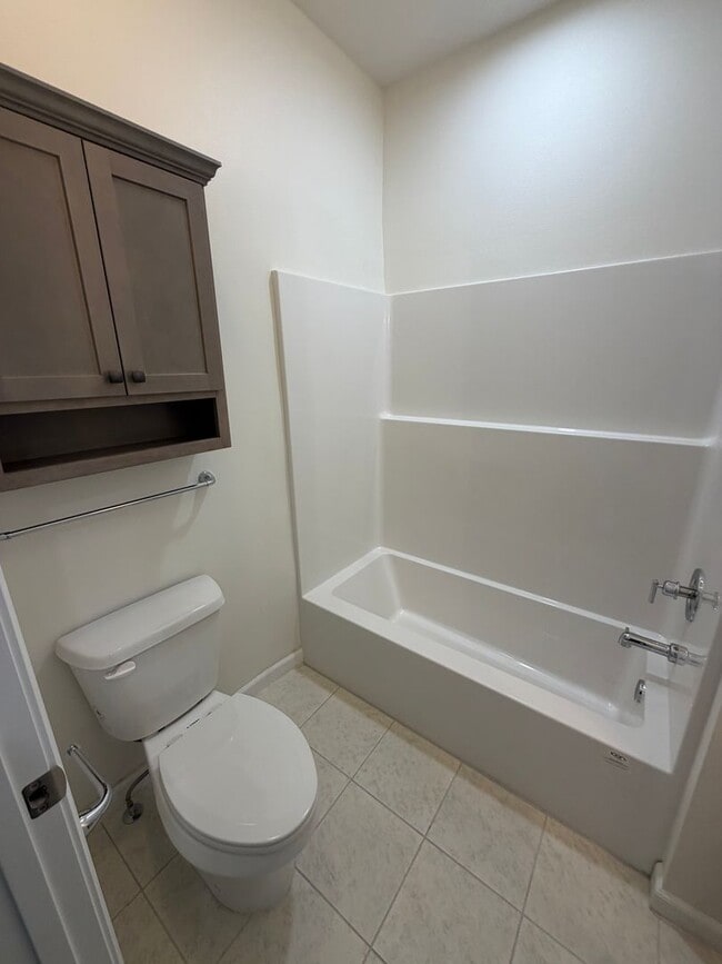 Building Photo - 3 Bedroom | 2 Bathroom | 1 Car Garage | Duplex | Springfield MO!