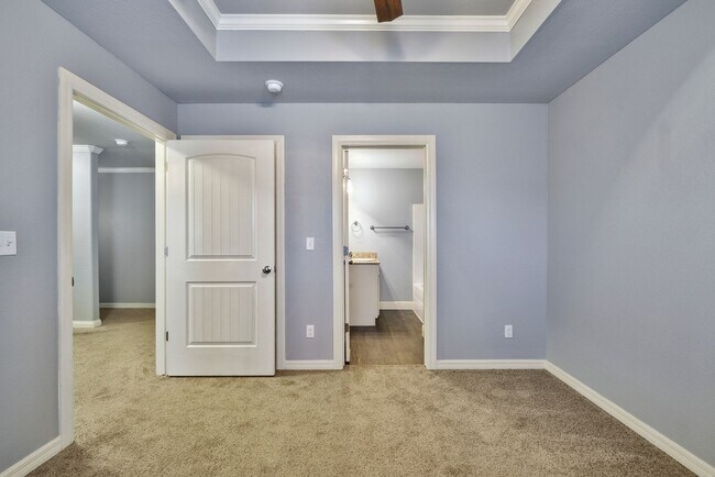 Building Photo - Beautiful 3 bed / 2.5 bath duplex with two car garage - Minutes from U of A!