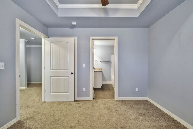 Building Photo - Beautiful 3 bed / 3.5 bath duplex with two car garage - Minutes from U of A!