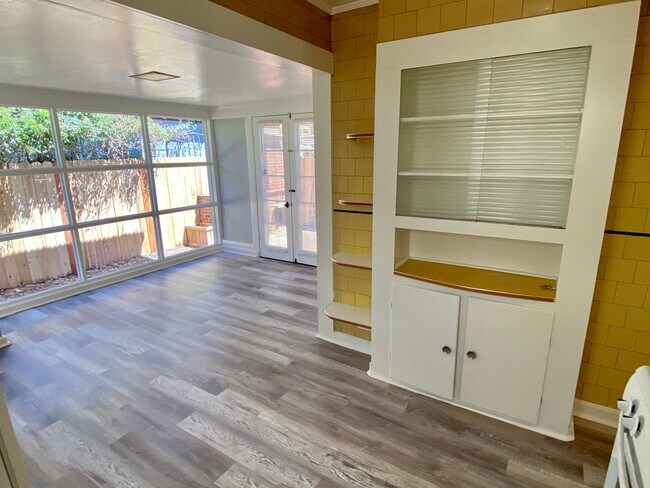 Building Photo - Charming 2 Bedroom Craftsman House w/Porch and Private Back Patio in Hillcrest