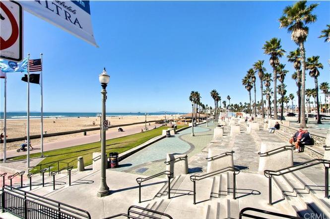 The pier, shopping, entertainment, dining, and the wonderful downtown scene is all within walking distance. - 502 17th St