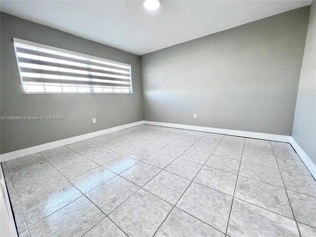 Building Photo - 11840 NE 19th Dr