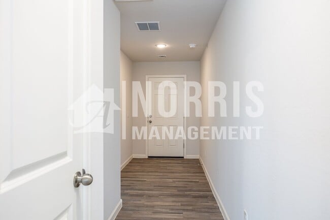 Building Photo - MOVE-IN SPECIAL: Large Home in Coolidge