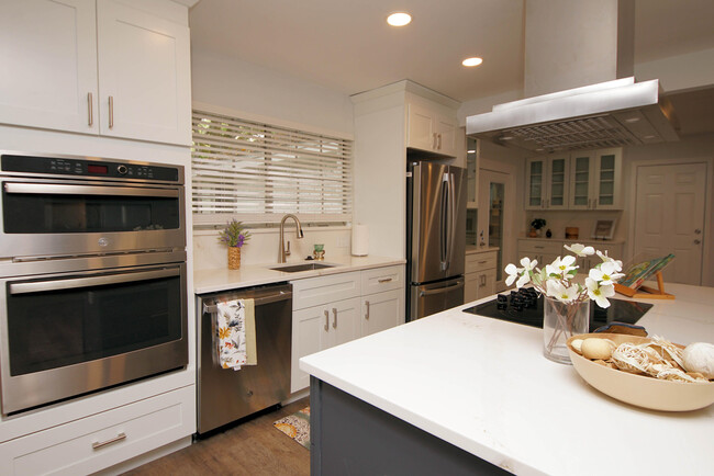 Building Photo - 596 L'Ombre Ct NE