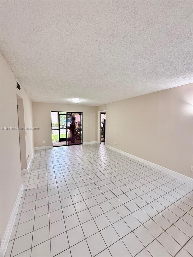 Building Photo - 905 NE 209th St