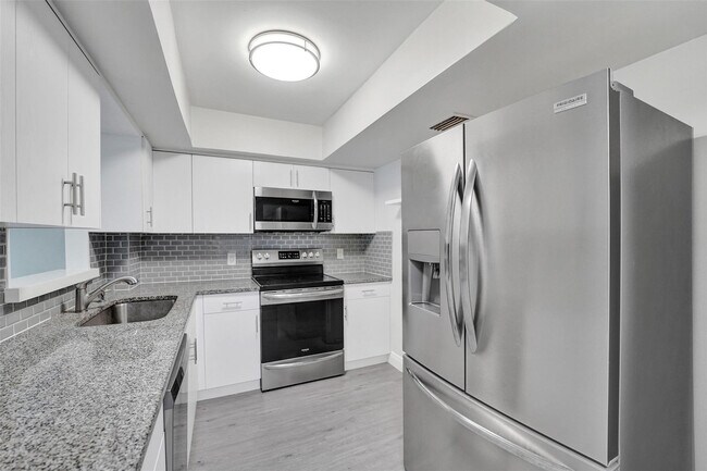 Building Photo - 3800 N Hills Dr