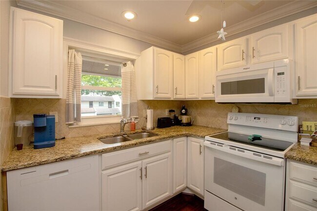 Building Photo - 1100 E Bay Dr