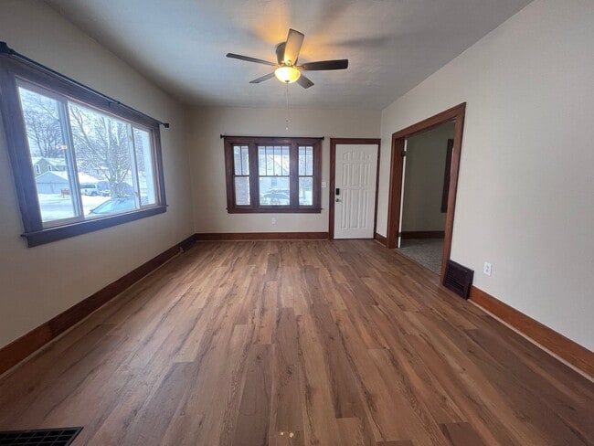 Building Photo - Three Bedroom Single Family Home on SW Side!