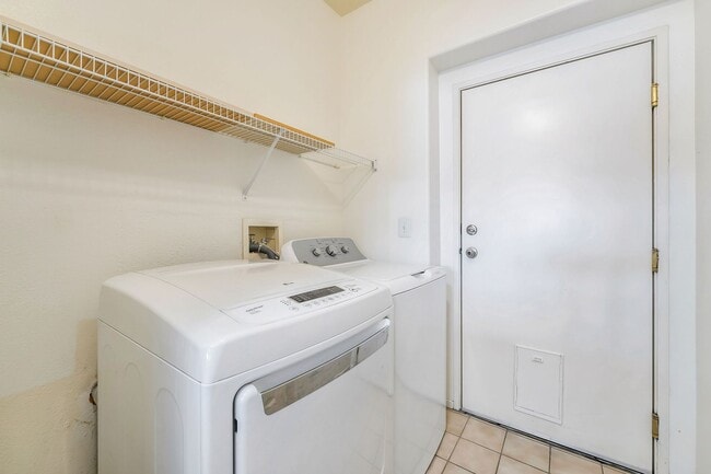 Building Photo - Modern Ground-Level Condo With A One Car Garage in Prime Southwest Location with Resort-Style Ame...