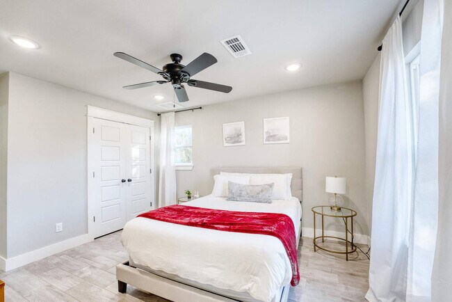 Building Photo - 214 NW L St