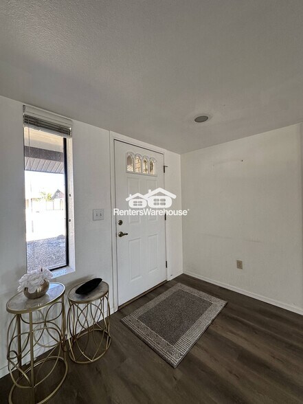 Building Photo - 1011 E Renee Dr