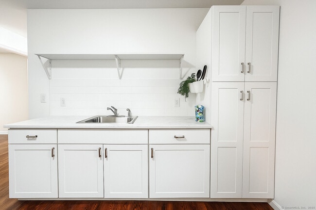 Building Photo - 736 Howe Ave